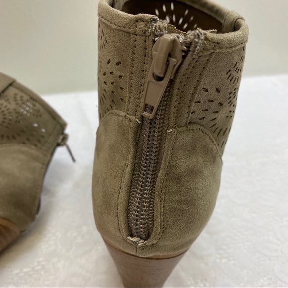 Qupid Faux Suede Ankle Booties. Women’s Size 7. - Picture 9 of 10